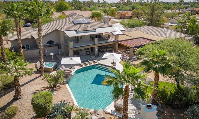 Buenavante House | Ultimate Scottsdale Getaway: Pool, Hot Tub, Games & Concierge Services at Luxe