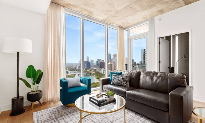 East Cesar Chavez Condo | Ultra Lux Rainey St. Condo - Lake & Skyline View - Rooftop Pool - Gym