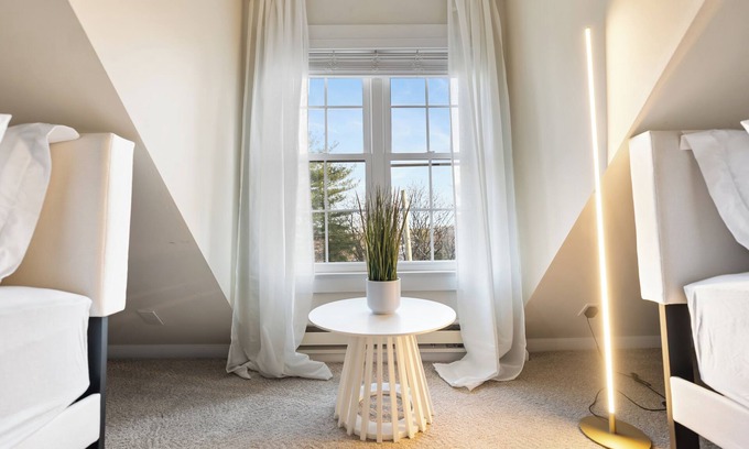 White Plains House | Ultra-Modern Luxe Sleek & Stunning Stay