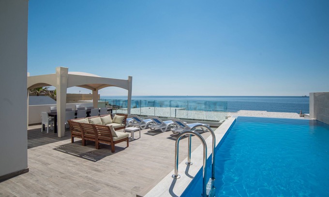San Tumas Apartment | Ultra Modern Sea Front Villa with Private Pool - The Waterfront
