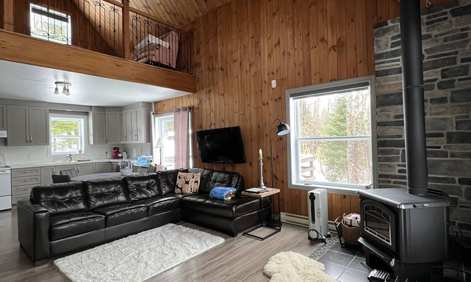 Saint-Emile-de-Suffolk Ski Chalet | Ultra-Quiet and Cozy Chalet Nestled in Beautiful Trees and Peaceful Nature!