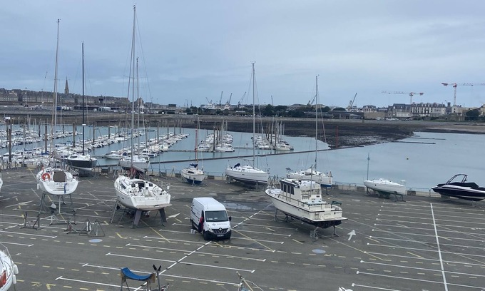 La Cite Apartment | Un apt Meublé Avec une vue sur le Port des Bas Sablons et un Parking Gratuit