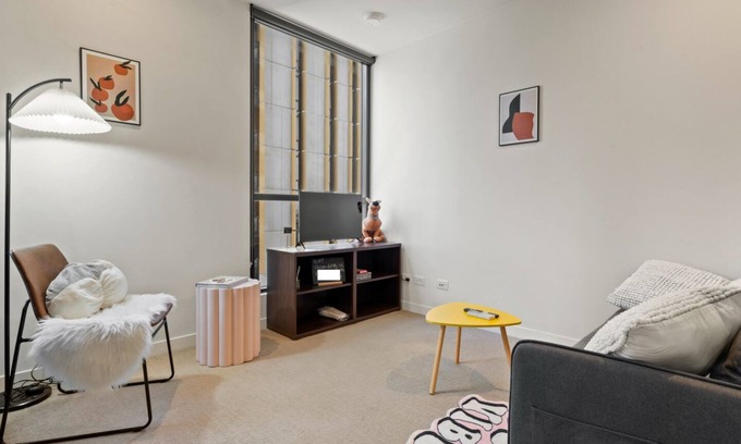 Melbourne Central Business District Apartment | Unbeatable Location - Sleek 1BR Melbourne Central