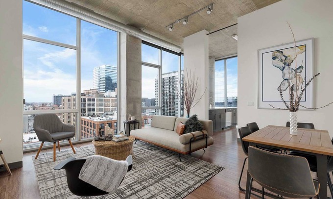 West Loop Gate Apartment | Unbeatable Top Floor: Views, Central, Modern