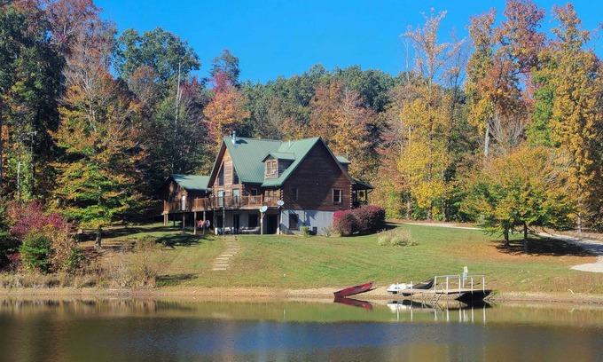 Henryville Cabin | Underwood Home w/ 40 Acres: Fire Pit, Private Lake