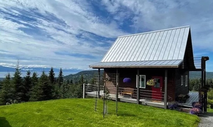 Fritz Creek House | Unforgettable Alaskan Experience - Quaint Home with ocean and mountain views