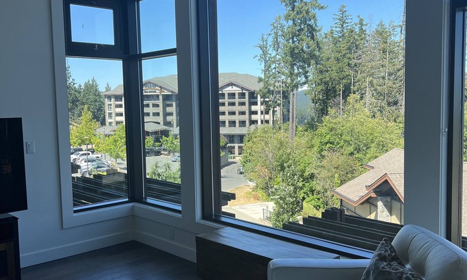Bear Mountain Resort Condo | Unique 13ft ceiling condo/golf club/fitness facilities/outdoor pool/hiking π