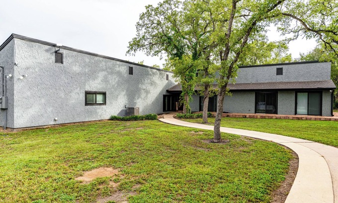 Wellborn House | Unique 5-bedroom country home. In the middle of nowhere. close to everything!