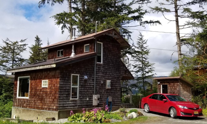 Juneau Cabin | Unique Alaskan Cabin, minutes from Airport & Ferry - private sauna!