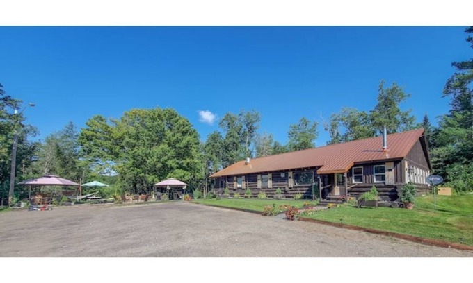 Caroga Lake House | Unique and charming, exquisitely themed Log Cabin