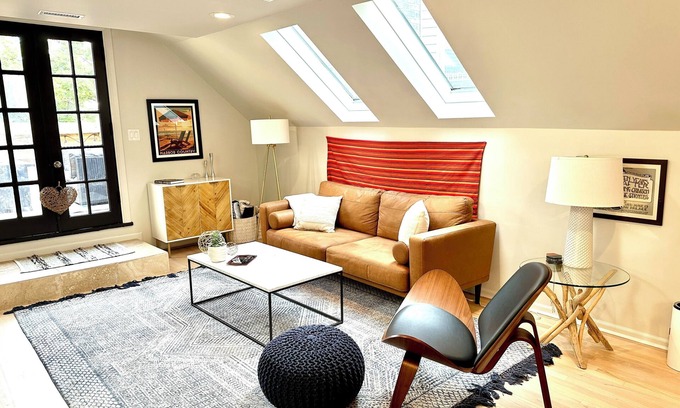 Roscoe Village Bed & Breakfast | Unique Chicago Penthouse Loft - Amazing Deal & Location