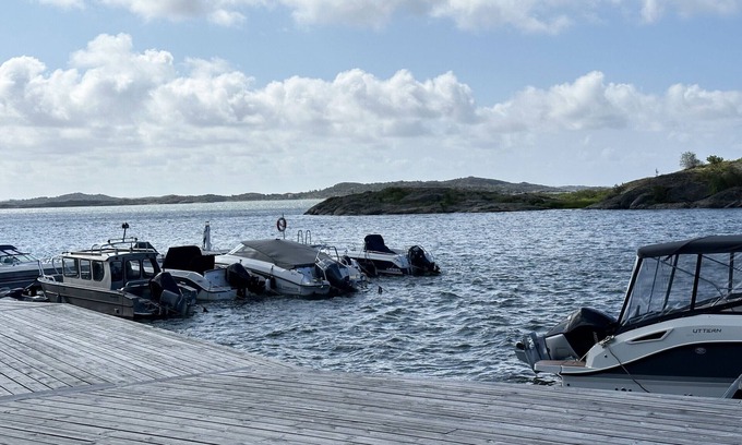 Karna House | Unique holiday home 10 meters from the water, Lilla Fjellsholmen | SE09040