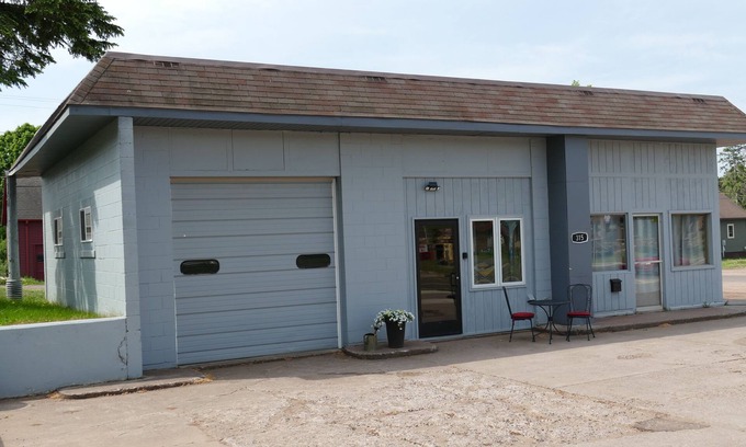 Bessemer House | Unique Industrial 4 season recreational basecamp centrally located!