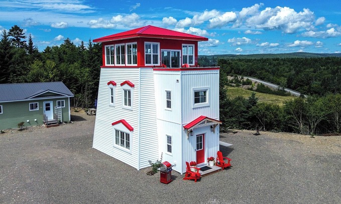 Bay View Apartment | Unique Lighthouse with amazing views of the Bay of Fundy- Hot Tub