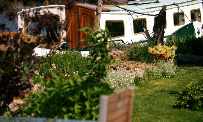 Municipality of Wormerland Boat Rental | Unique nature experience on the water, Bed in boat Jisperveld