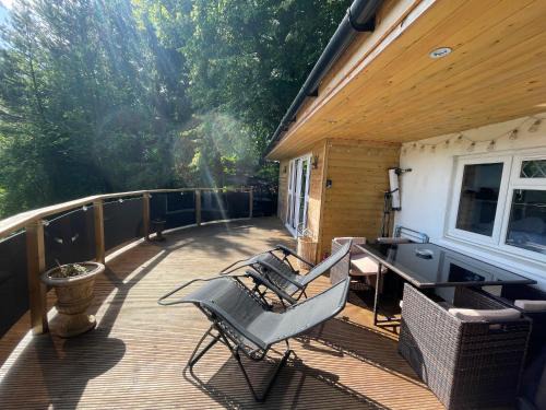 Larkhall Apartment | Unique Orchard Lodge for couples with hot tub
