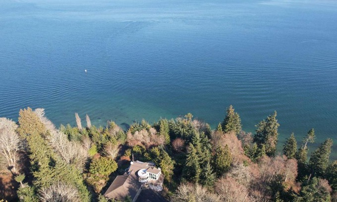 Port Ludlow House | Unique Port Ludlow Home with 3 Decks and Hot Tub!