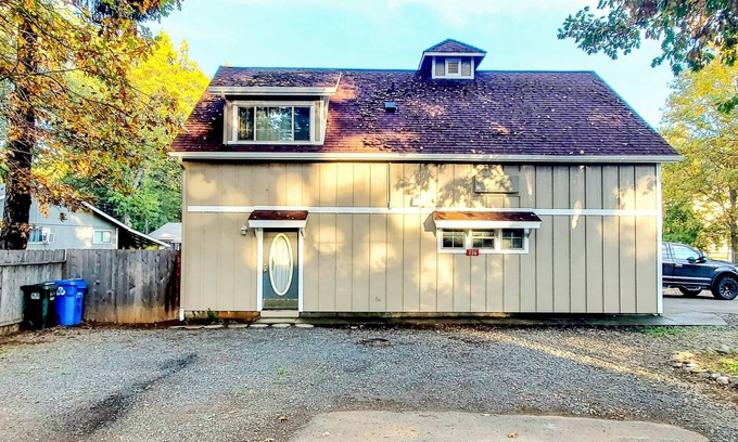 Cave Junction House | Unique Southern Oregon retreat with kids' items & washer/dryer - dog-friendly