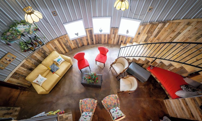 Mount Sterling Bed & Breakfast | Unique Stay in Hermann Grain Bins Guest Grain Bin Foghorn Leghorn