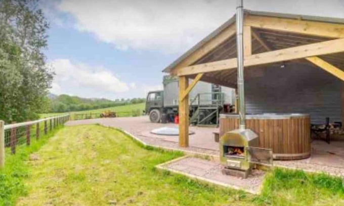 Usk House | Unique stay in your very own army truck. Sleeps 4. Hot tub. Tranquil setting.
