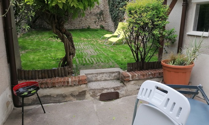 Bourgogne Apartment | Unique studio in the heart of Orléans + PRIVATE garden