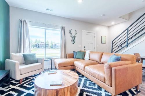 Driggs House | Unique Townhome 2 Car Garage & AC