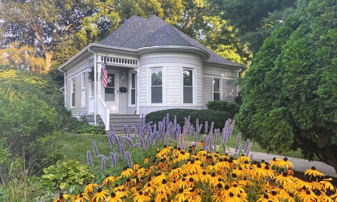 Oregon Cottage | Unique Victorian Cottage Close to Town