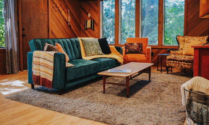 Longview Heights Apartment | Unique Woodsy Residential Retreat In Heart of PNW With Large Jacuzzi Tub and Indoor Sauna