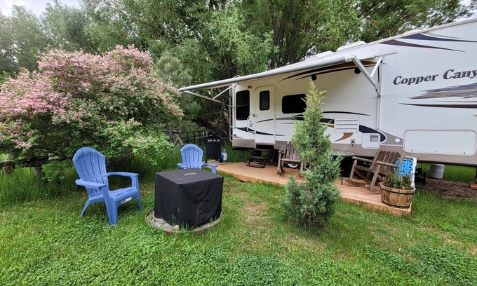 Gardiner House | Unique Yellowstone Camping Glamping Getaway. RV on Solo Sight w/Full Hookups