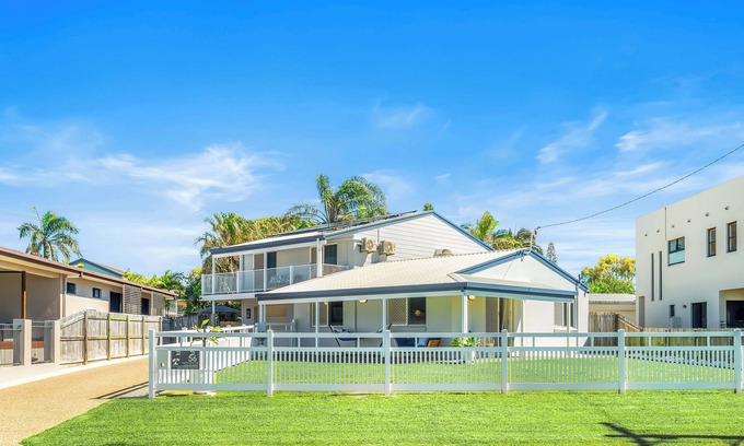 Slade Point House | Unit 1 Anna, 1 Bedroom Unit Beachside Mackay at beautiful Lamberts Beach, AU