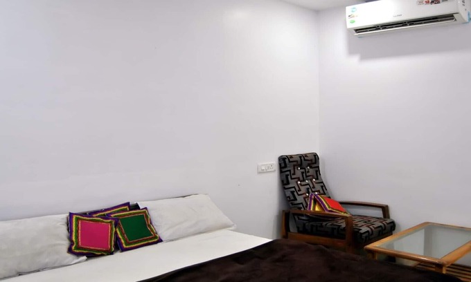 Jabalpur House | Unit 16 Beautiful and clean room to stay