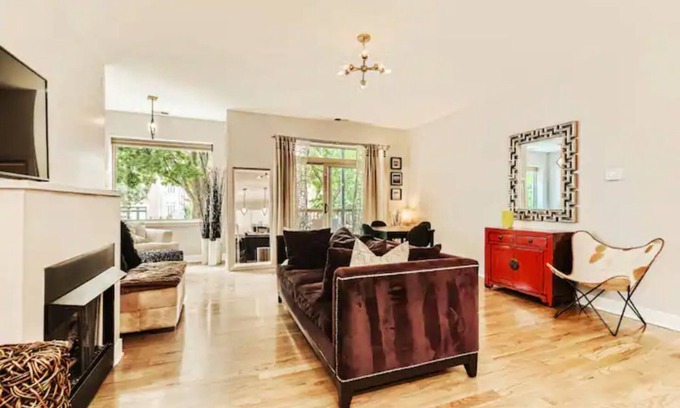Woodlawn Hotel | University of Chicago Condo-Upgraded and Spacious w/Parking