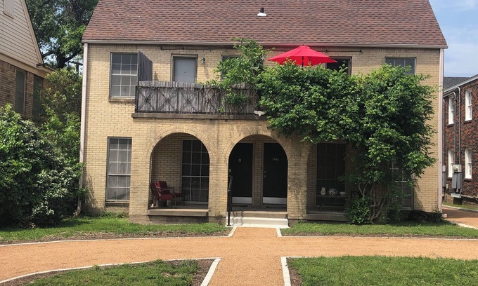 Park Cities Apartment | University Park Charmer