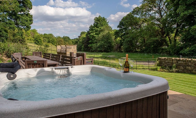 Hoylandswaine Cottage | Unsliven Bridge Farm - sleeps 15 guests in 7 bedrooms