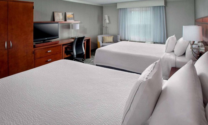 Tinton Falls Hotel | Unwind in Comfort, Close to Top Attractions in Tinton Falls! Parking