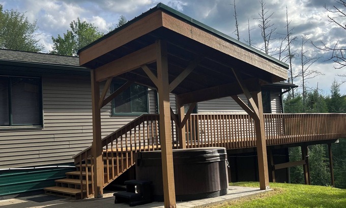 Stambaugh House | Up North getaway with Hot tub!