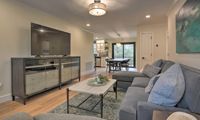 Downtown House | Updated and Modern House Less Than 1 Mi to Dtwn Bentonville!