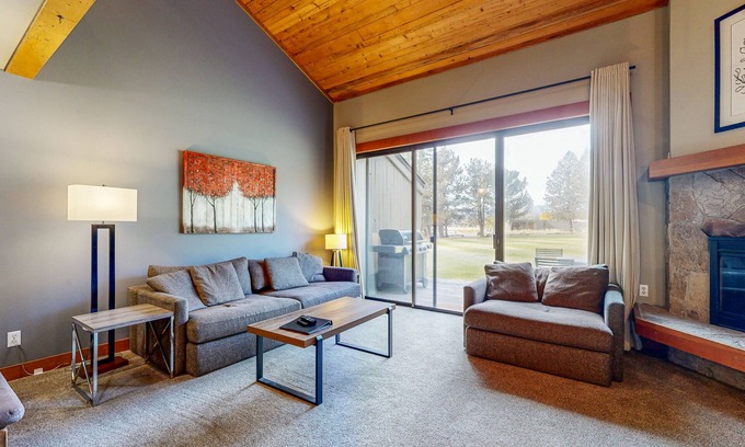 Black Butte Ranch Condo | Updated Central Oregon condo with pools, athletic courts, full kitchen, & W/D