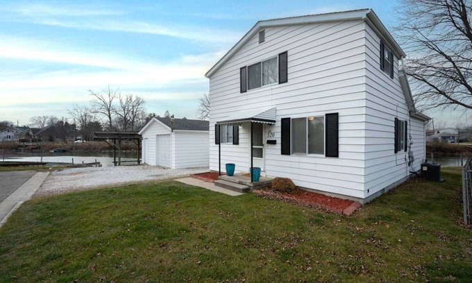 Marine City Cottage | Updated home viewing Belle River Canal