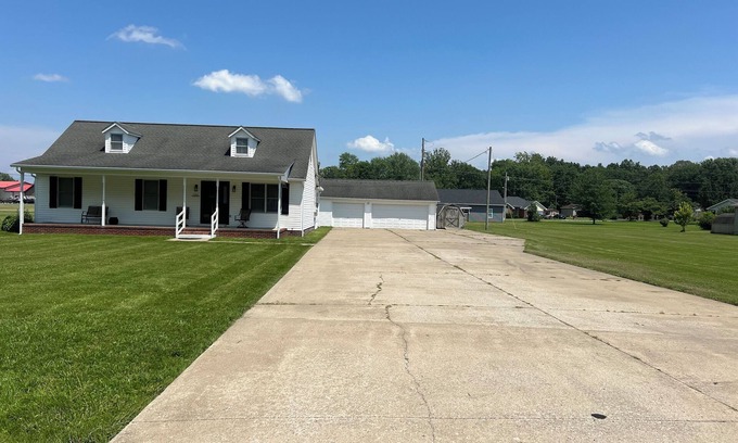 Benton House | Updated home w/huge driveway. Clean, comfy & convenient! Near KY Lake