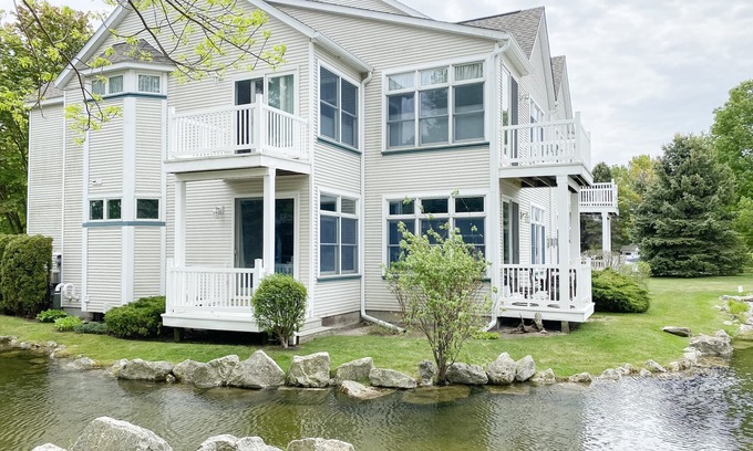 Manistee Condo | Updated Main Floor Condo at Pool and Beach