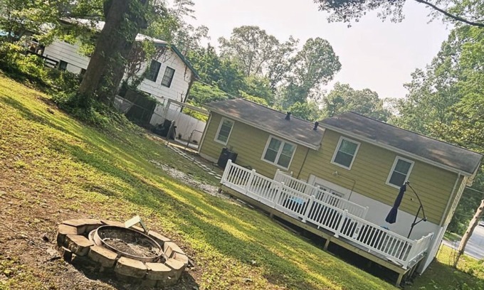 Church Street House | Updated Riverdale Gem Outdoor Firepit, Back Deck, Play room, Close to Airport
