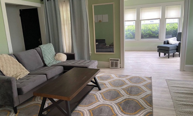 Cleveland Apartment | Updated Unit on a Quiet Street Near Cafes and Restaurants, Cleveland Heights