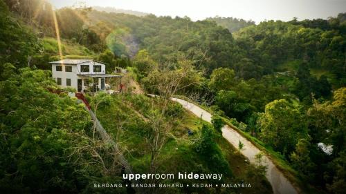 Kampung Sungai Kechil Ulu House | Upper Room Hideaway