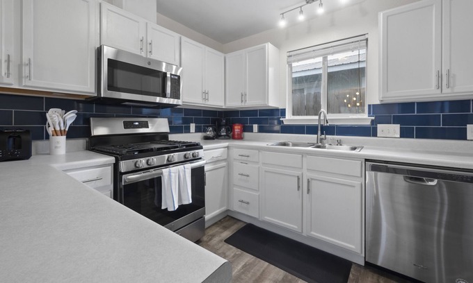 Chestnut House | Upscale 3BD house uptown. Big back yard. Pet friendly. 7min from UT