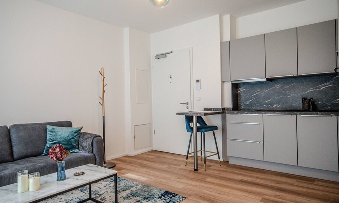Rheindahlen-Land Apartment | Upscale apartment with living area + kitchen