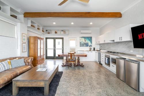 North Bondi Apartment | Upscale Cliffside Studio with Ocean Views North Bondi