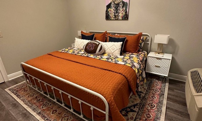 Auburn Condo | Upscale Condo 2 Blocks Walk to Jordan Hare - sleeps 6