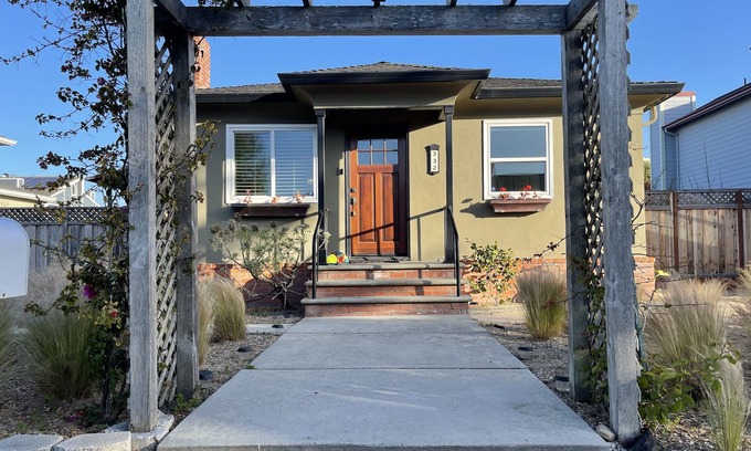Half Moon Bay House | Upscale cottage: First block from the beach