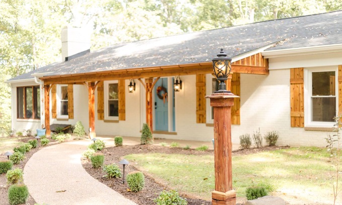 Powhatan House | Upscale Country Cottage on 22 acres and a Pond